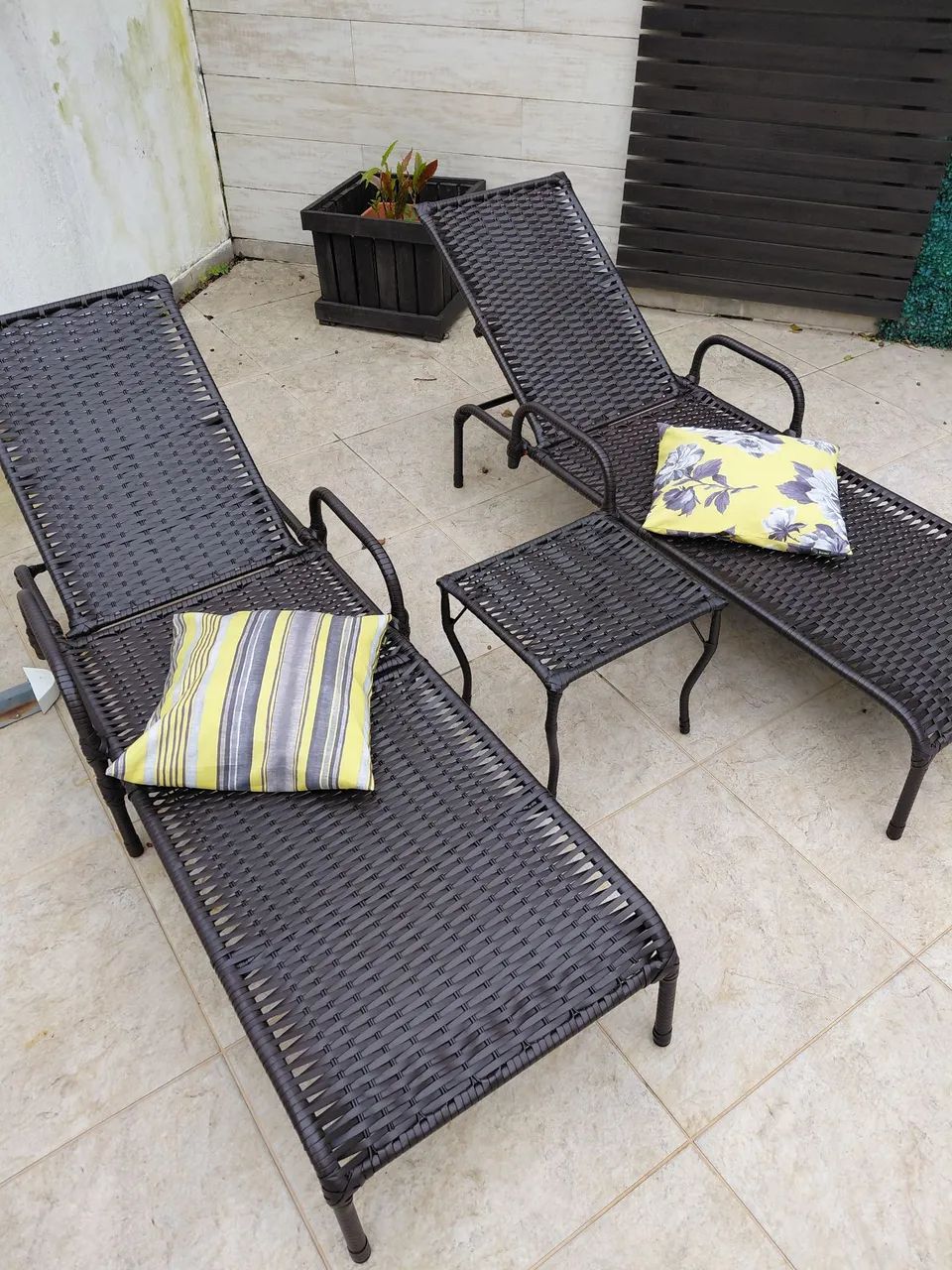 2 Espreguiçadeiras rattan com mesinha