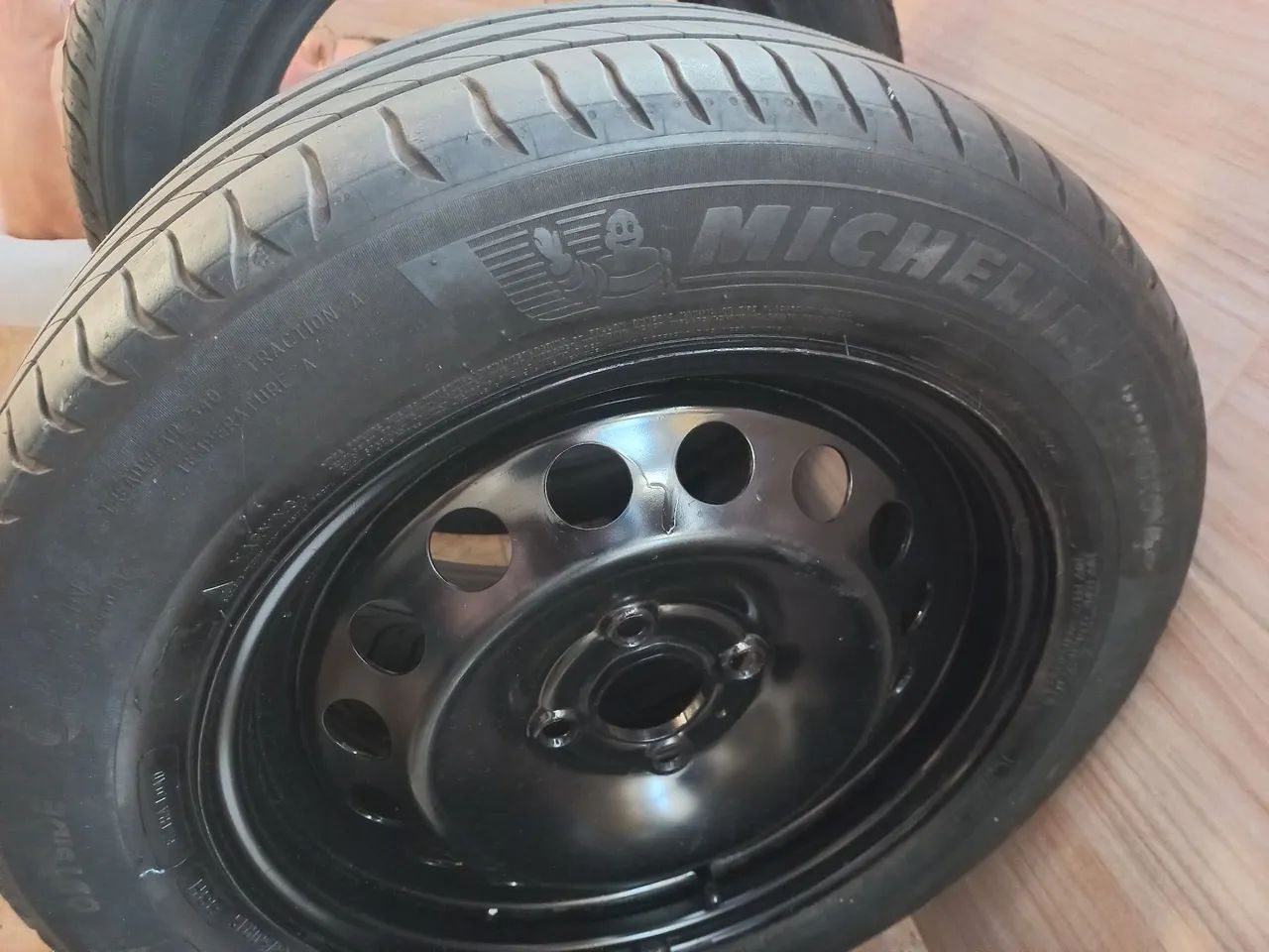 Vende 02 pneus novos medida 195/60R15 - novo e 01 pneu com roda modelo hb20 - Foto 3
