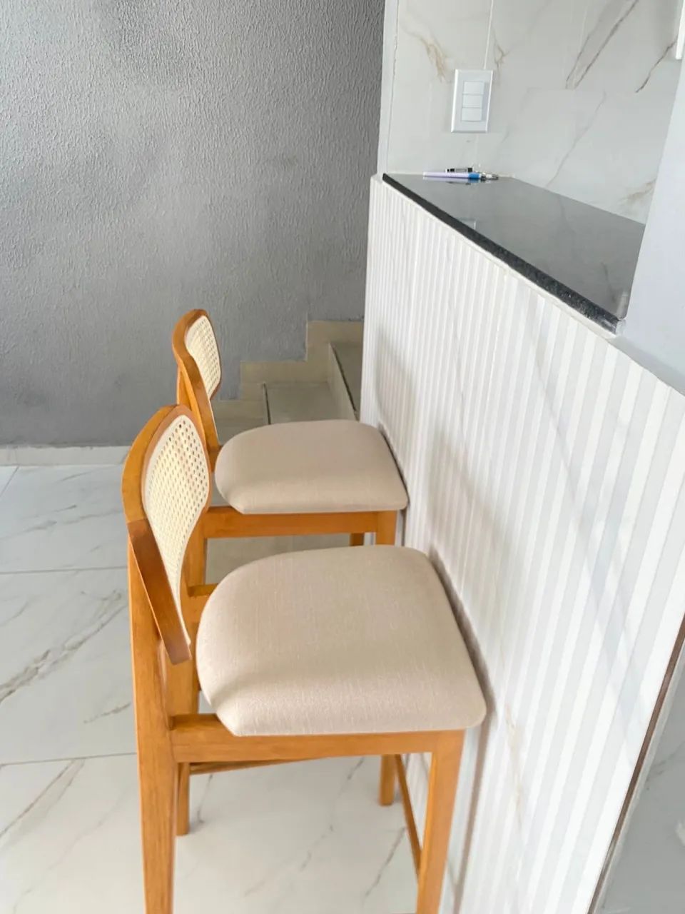 VENDE-SE  2 BANQUETAS  DE MADEIRA MACIÇA ( AINDA NA CAIXA).