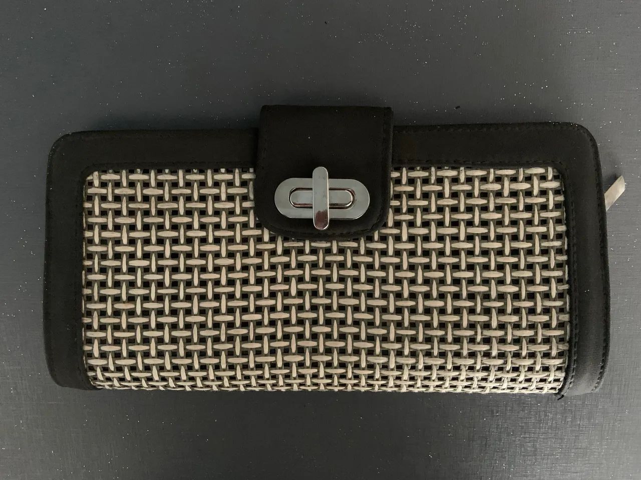 Carteira e bolsa de mão com textura e alça  - Foto 3