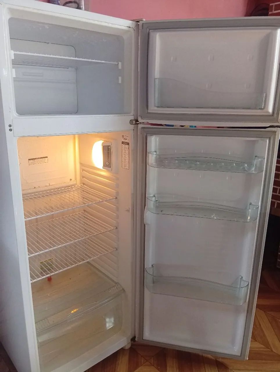 Vende se geladeira 
