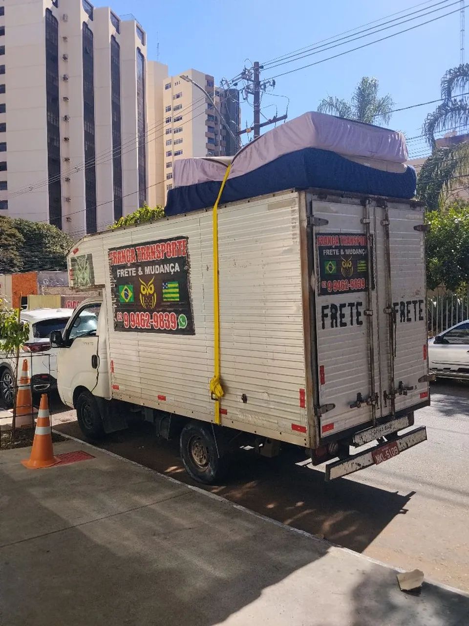 Caminhão baú de frete e mudanças 
