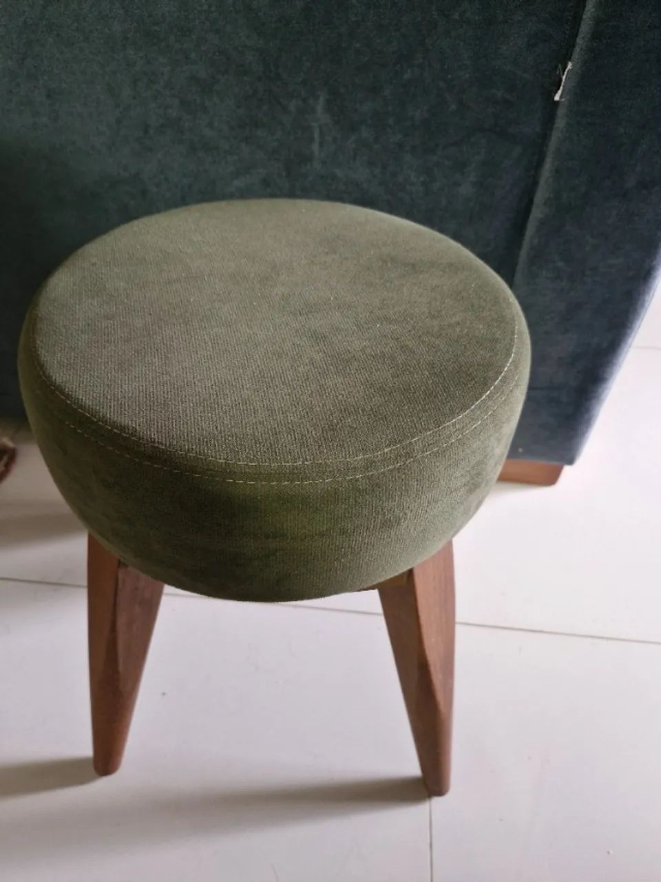 Banqueta cor verde com pés em madeira - Foto 5