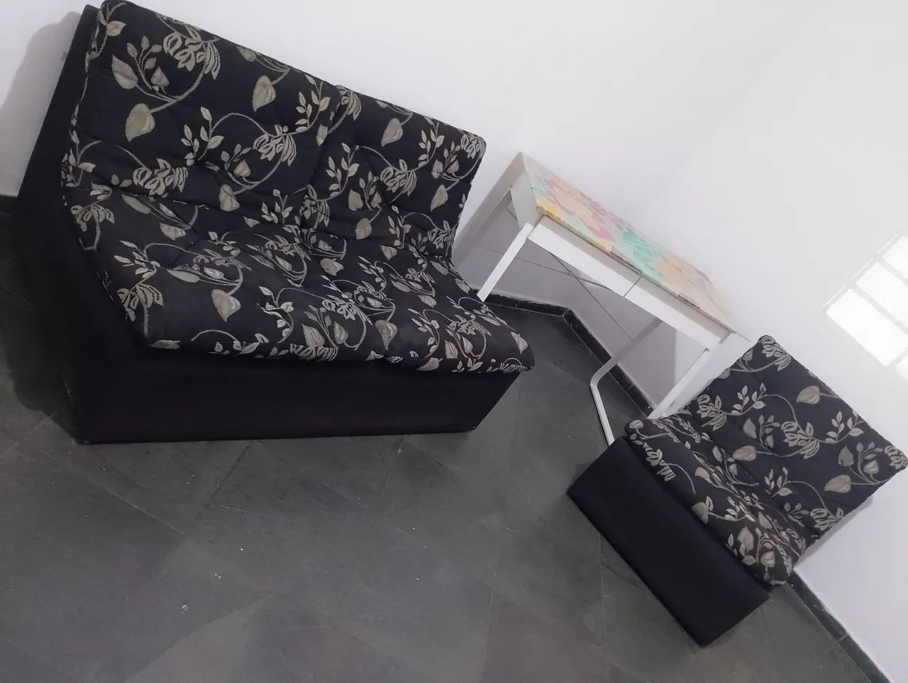 Sofás 1 e 2 lugares e mesa ferro e tampo blindex decorado - Foto 3