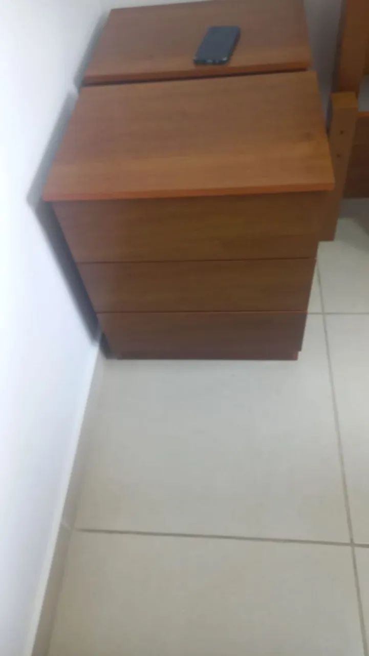Vendo criado de mesa com 3 gavetas 