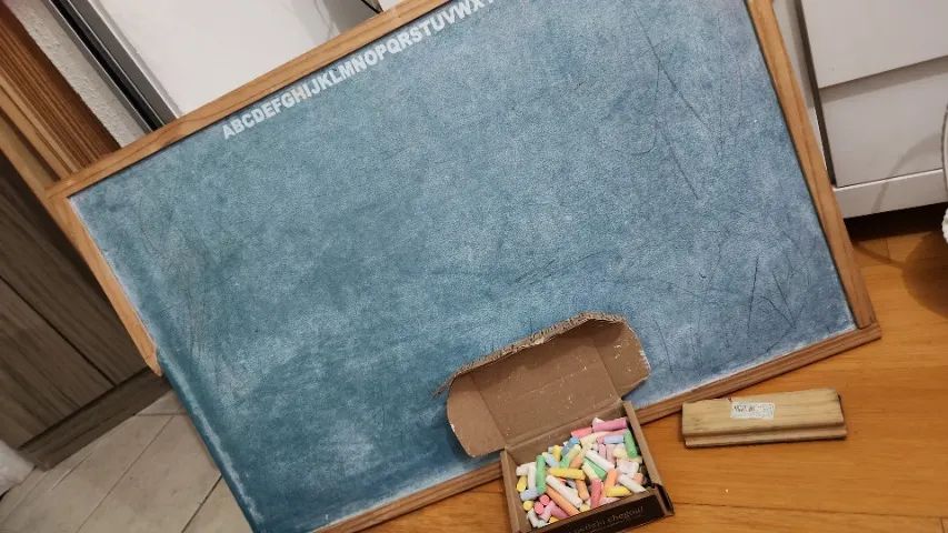 Doação Quadro negro com apagador e caixa com giz