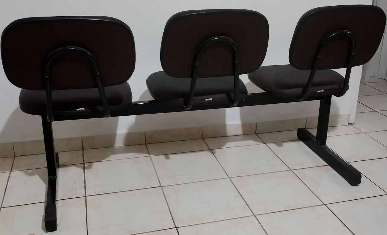 Cadeira estofada marrom de 3 assentos - Foto 3