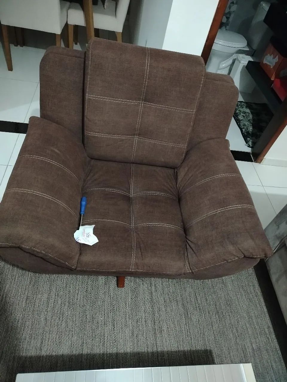 Duas poltronas e uma mesa de centro pra venda parcelamos em até 10x no cartão de crédito. - Foto 3