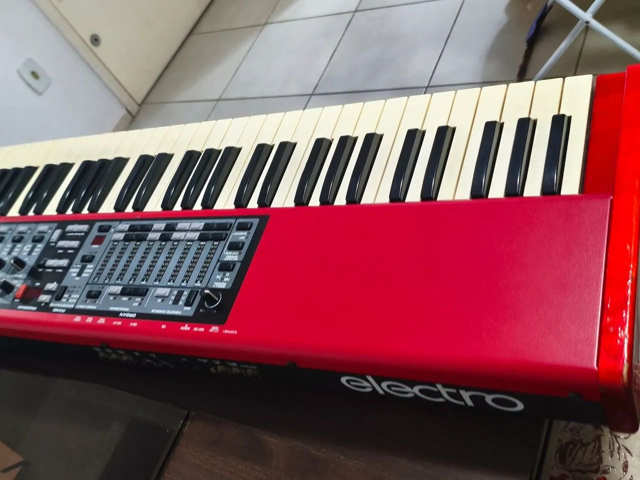 Teclado Nord Eletro 3 73 com capa - Foto 3