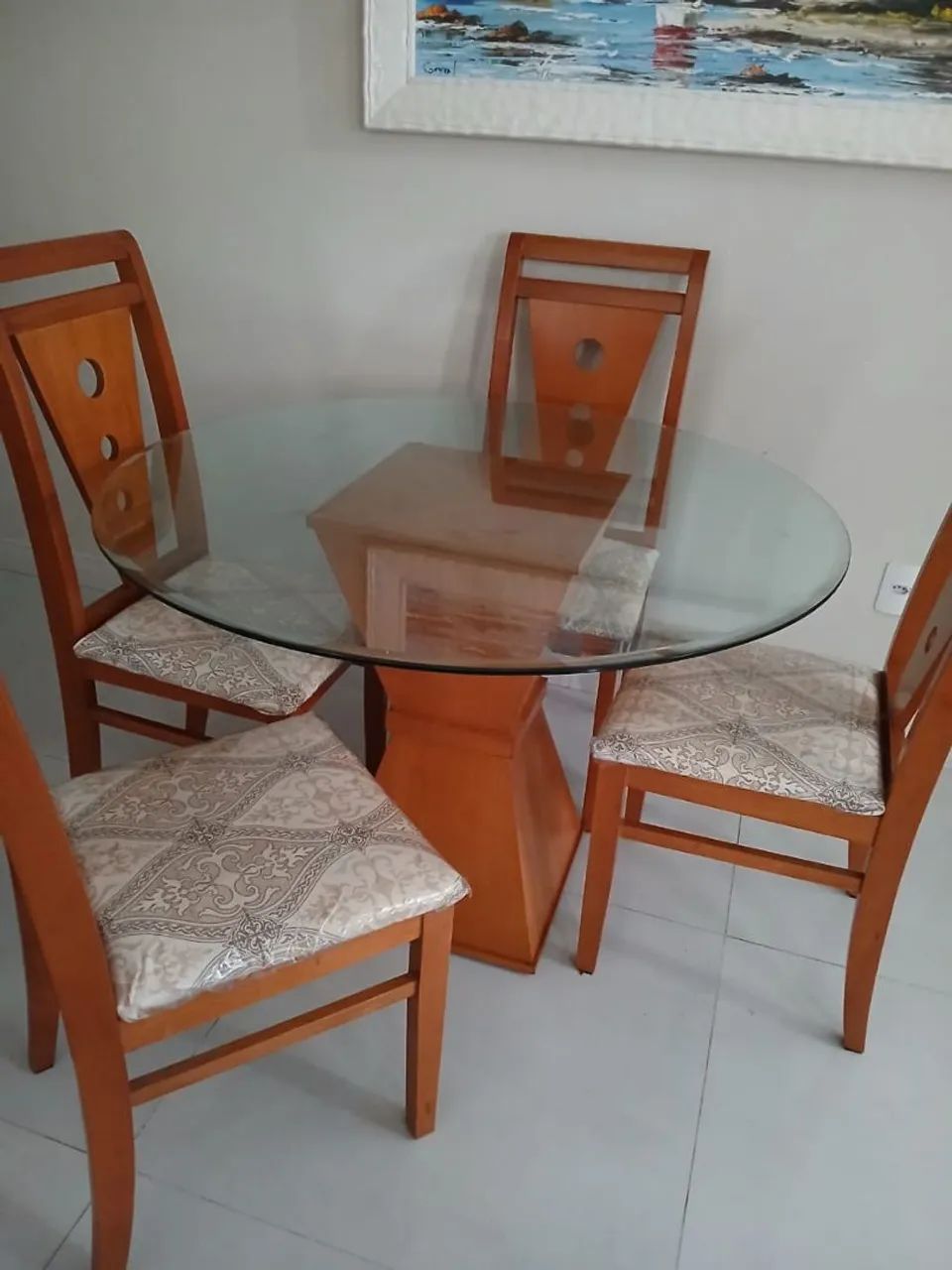 Vendo mesa de madeira 4 cadeiras 