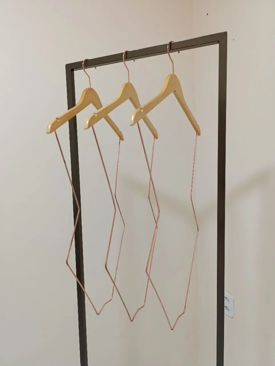 Vendo Arara com cabides silhueta  - Foto 2