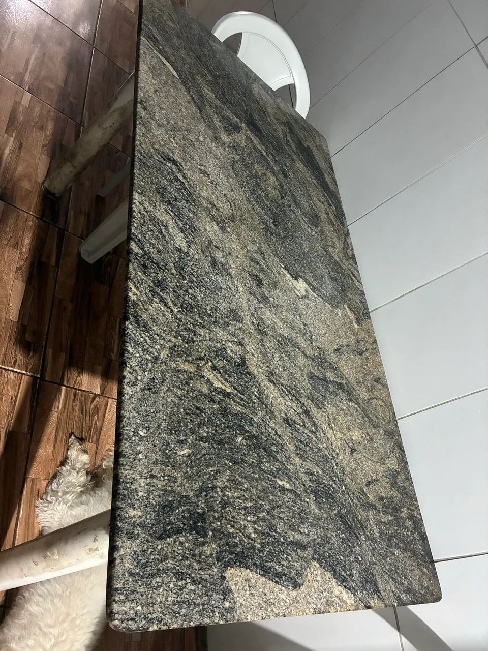 Uma mesa de mármore sem cadeiras  - Foto 4