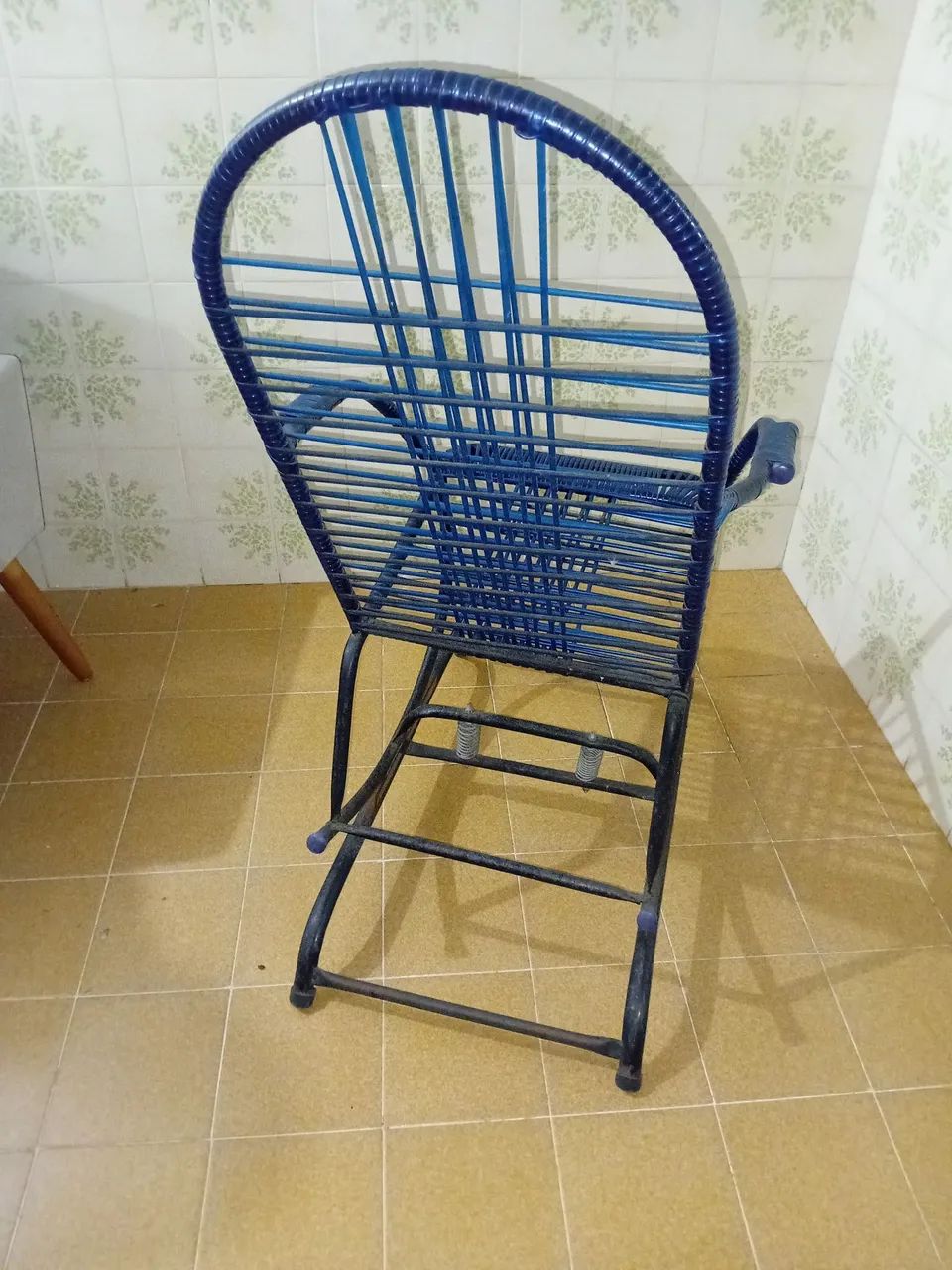 Vendo cadeira de balanço de ferro - Foto 4