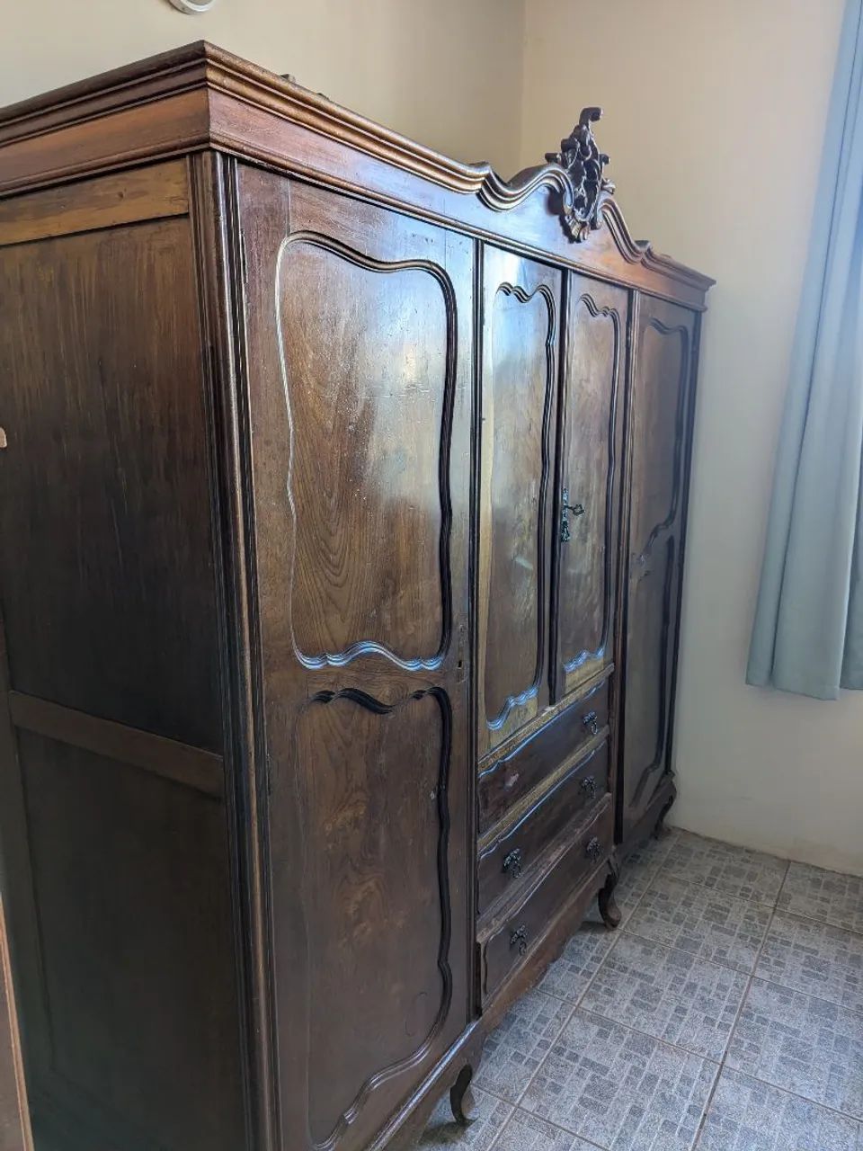 Guarda roupa de madeira maciça - design clássico  - Foto 4