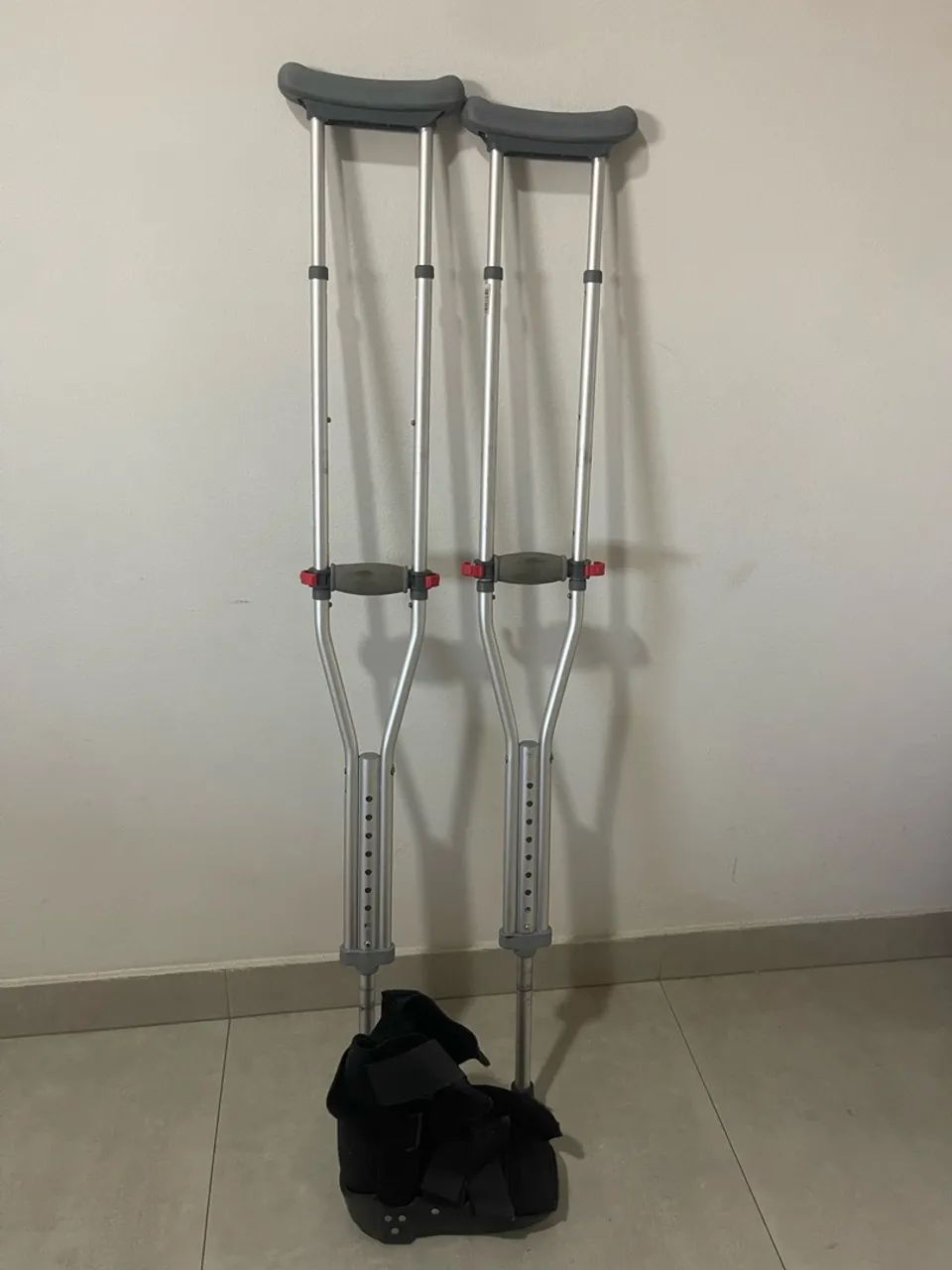Muletas e Bota Ortopédica 