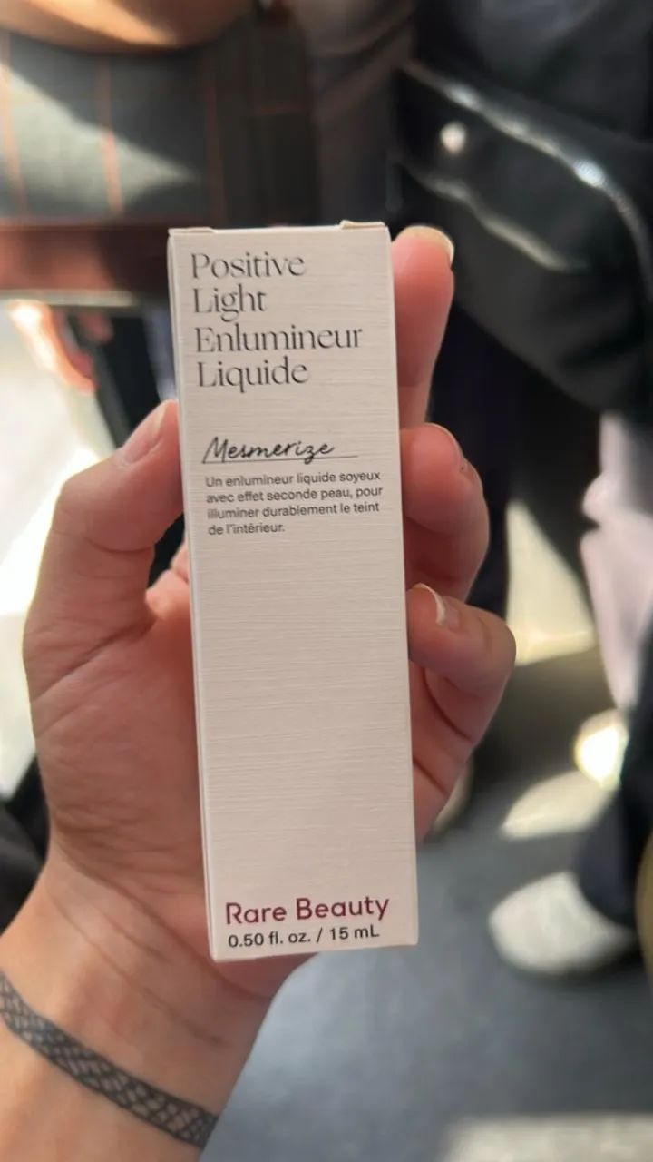 Rare Beauty Iluminador Líquido Mesmerize 15ml - Foto 2