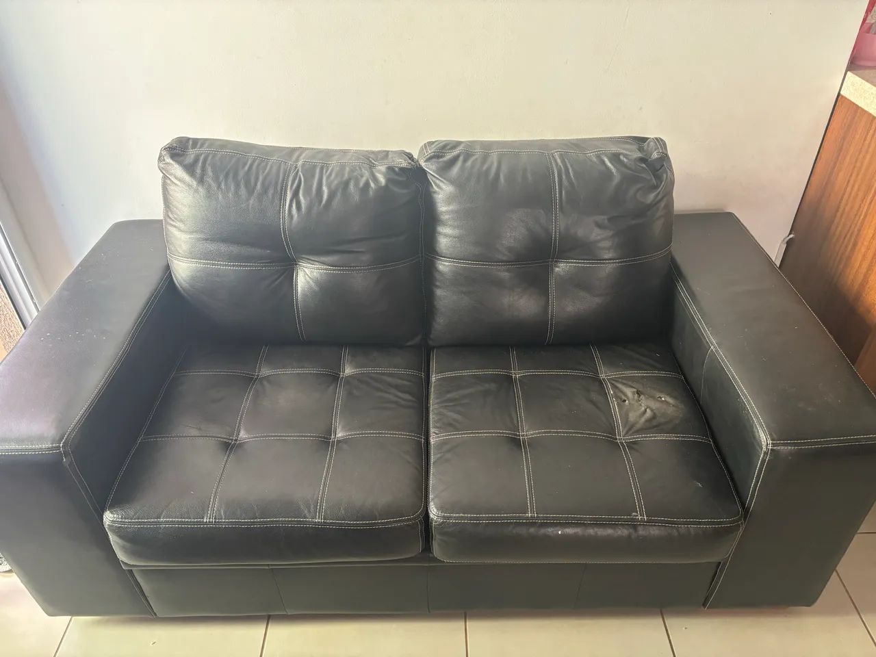 Sofá preto de couro, dois lugares, com pés de madeira - Foto 2