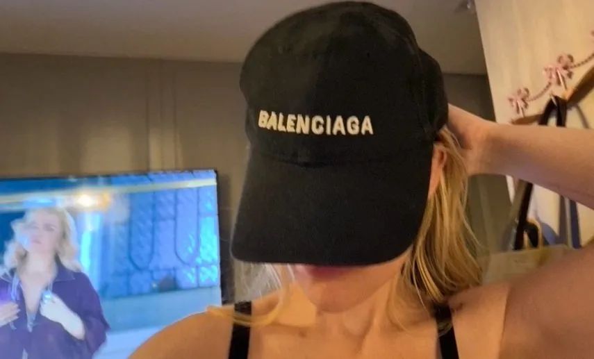 Bonés super chiques balenciaga e Celine novo 
