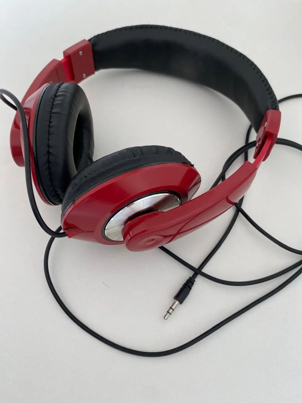 Fone de ouvido acolchoado com fio 