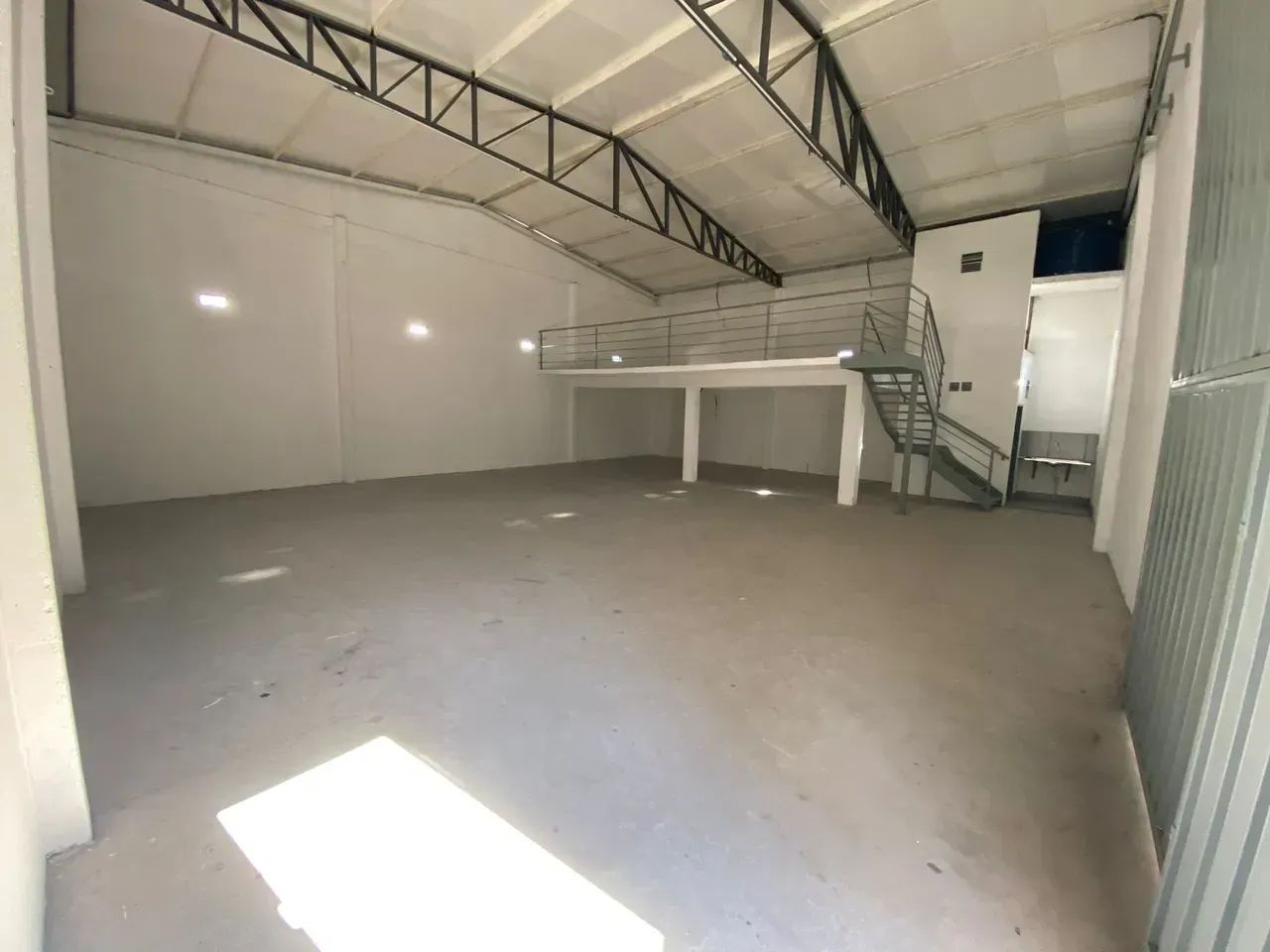 Barracão com 300 m2 próximo a Tennis Companny