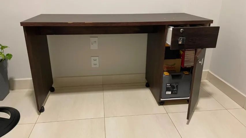 Mesa de Escritório 1,37m com Gaveta e Chave - R$ 180,00 - Foto 2