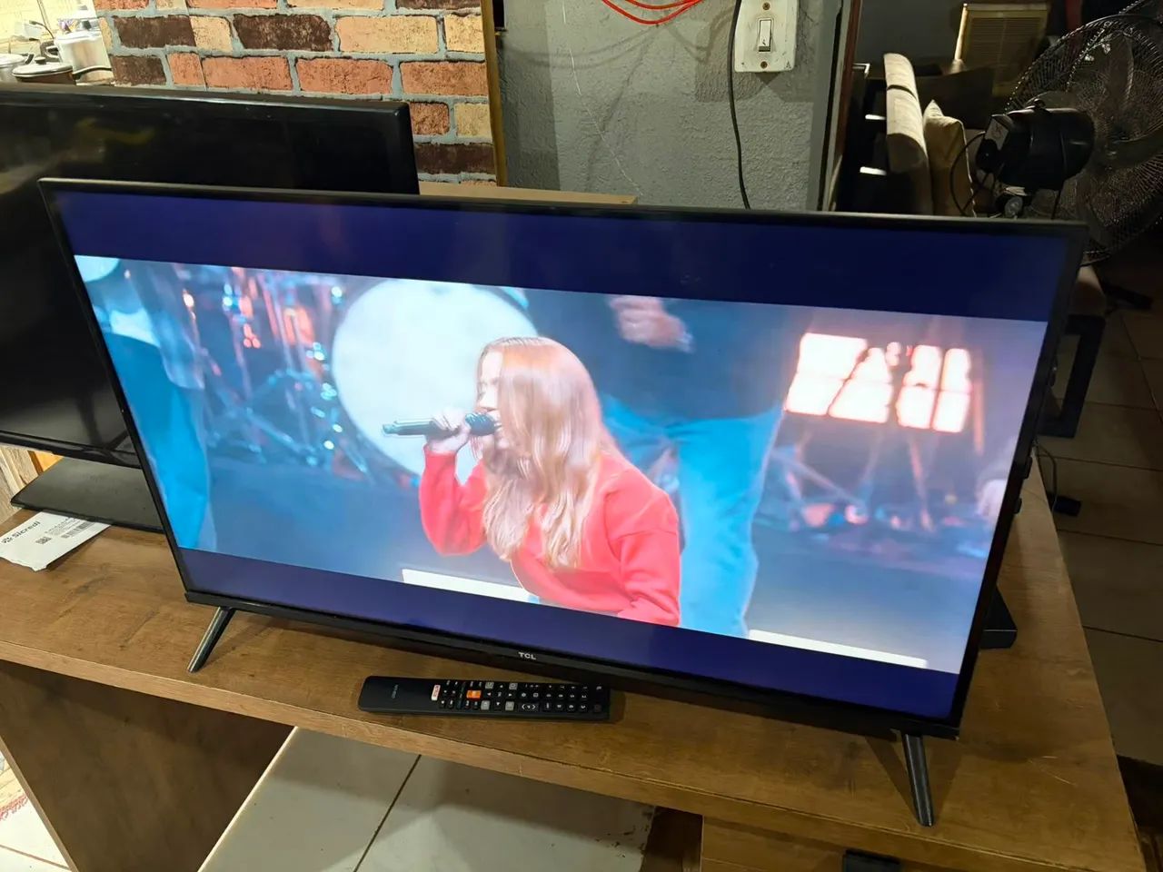 Tv TCL 32 smart com controle bem conservada ((ENTREGO GRATIS)) - Foto 3