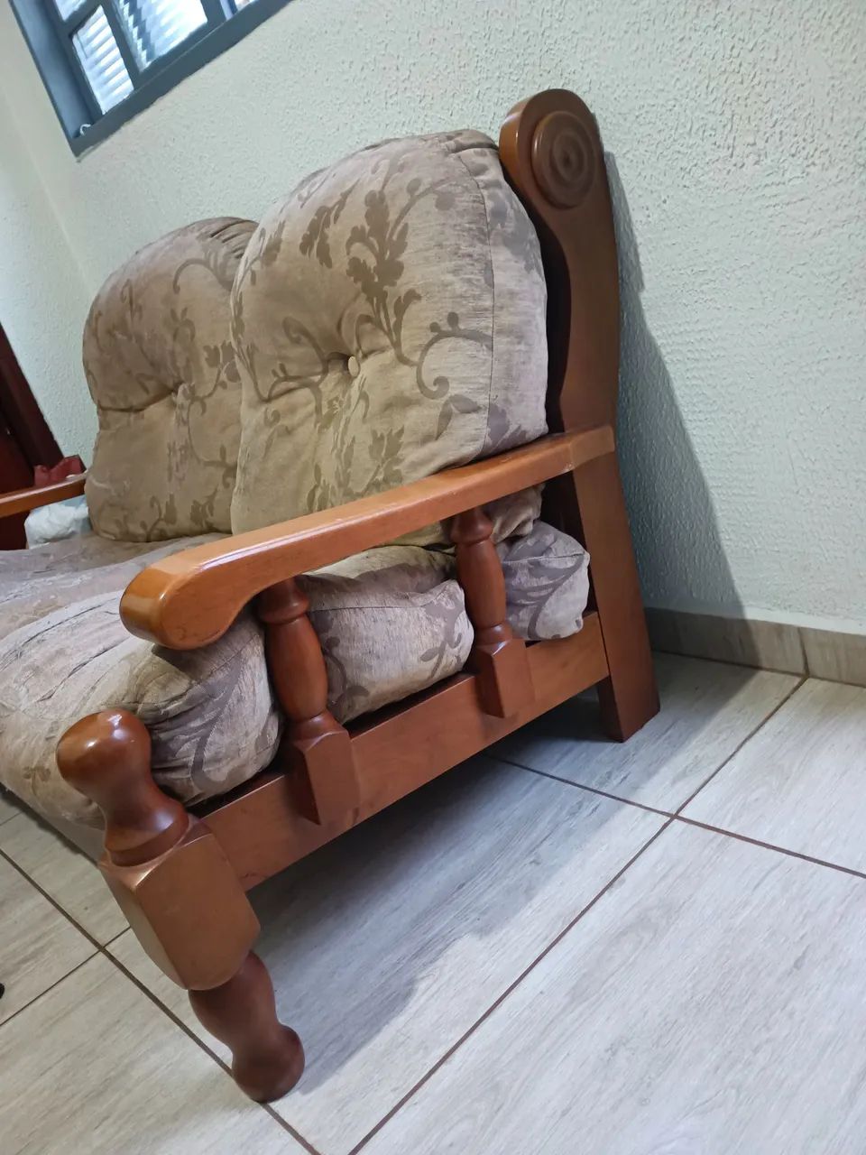 Conjunto de sofás 2 e 3 lugares de madeira maciça  - Foto 4