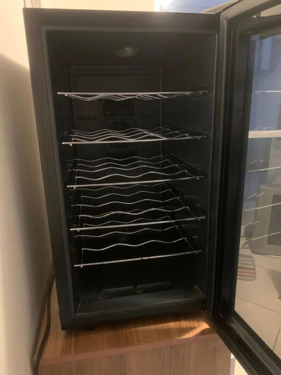 Adega Climatizada EasyCooler 220v 18 Garrafas - Foto 2