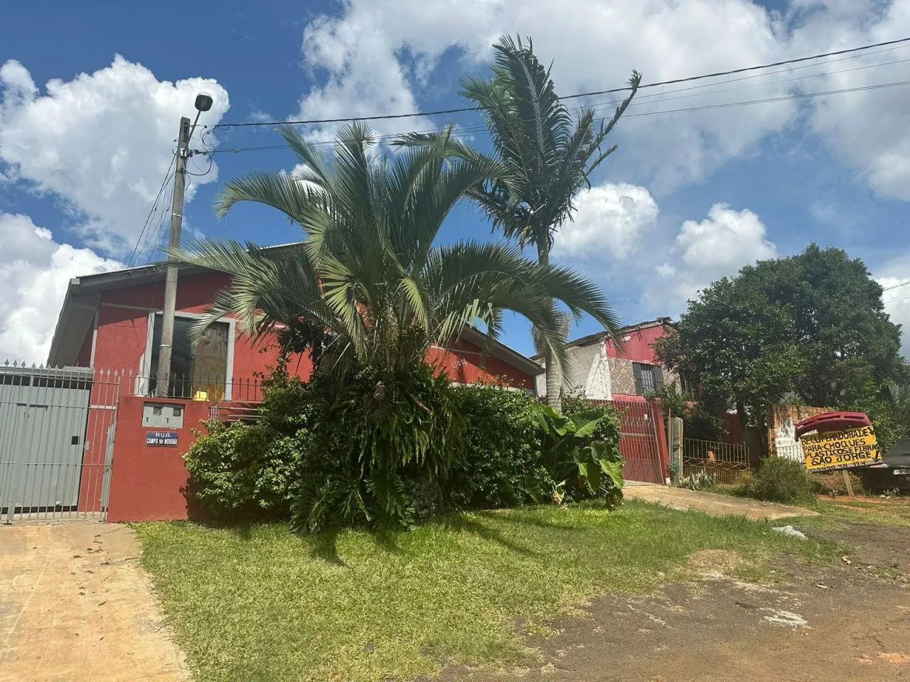 Casa com kitinetes e amplo terreno à venda - Foto 2