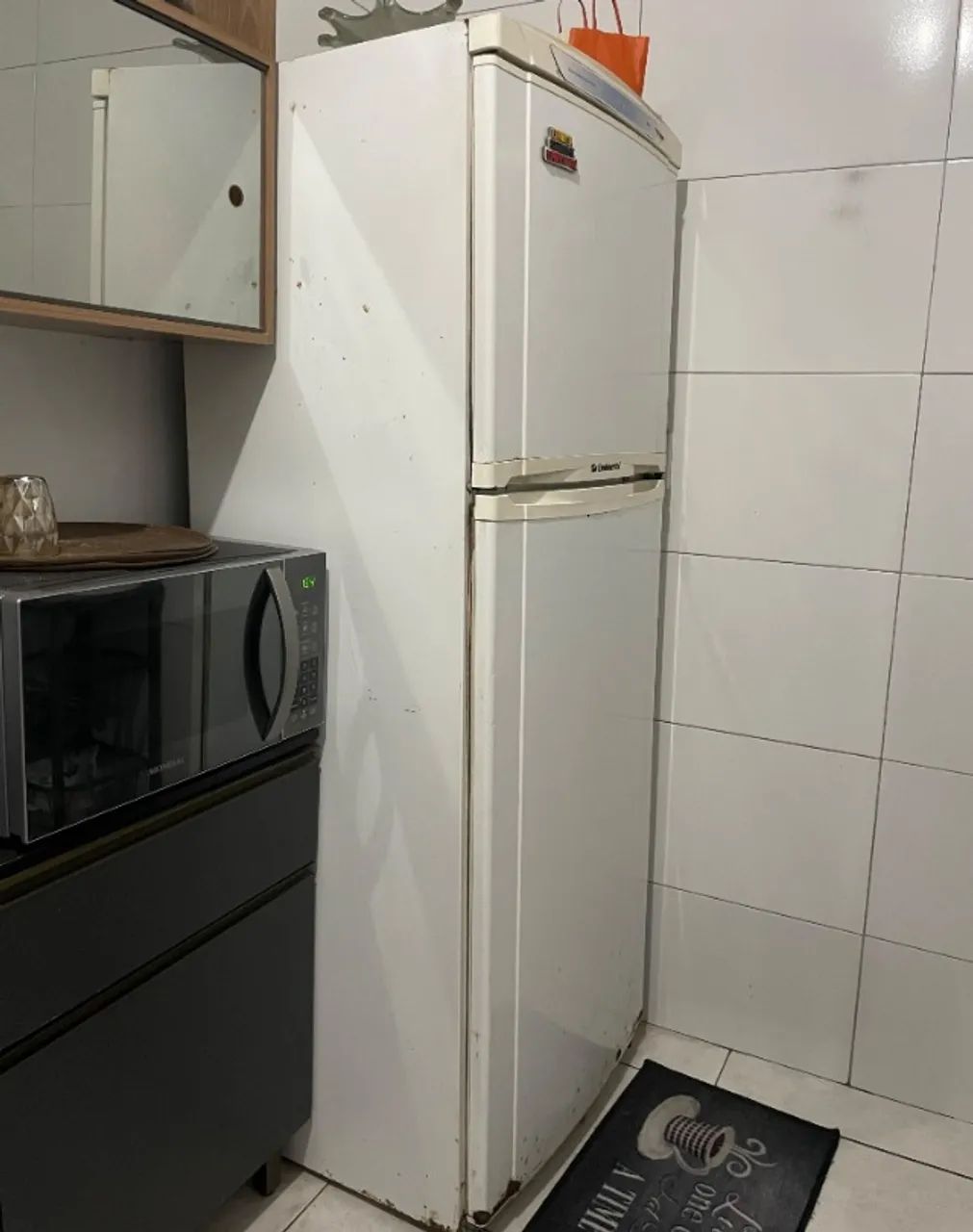 Geladeira usada funcionando normal, apenas com barulho e avarias  - Foto 4