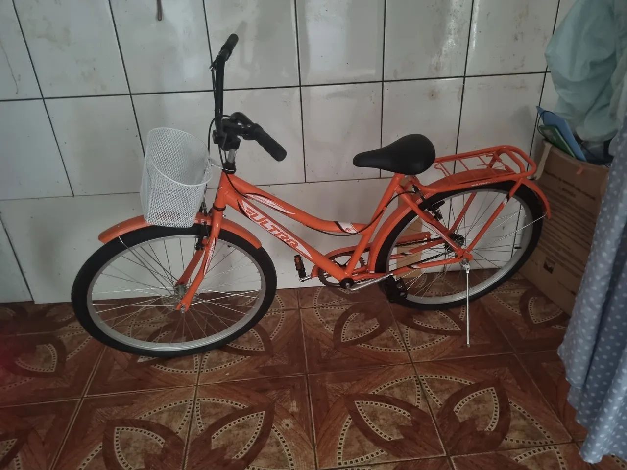 Bicicleta de passeio com cestinha