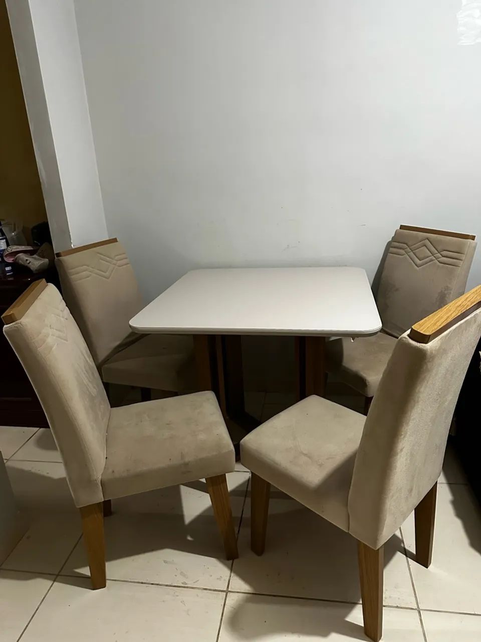 Mesa e 4 cadeiras