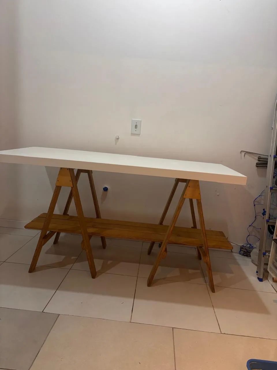 Mesa 100% MDF + cavaletes e suporte. - Foto 4