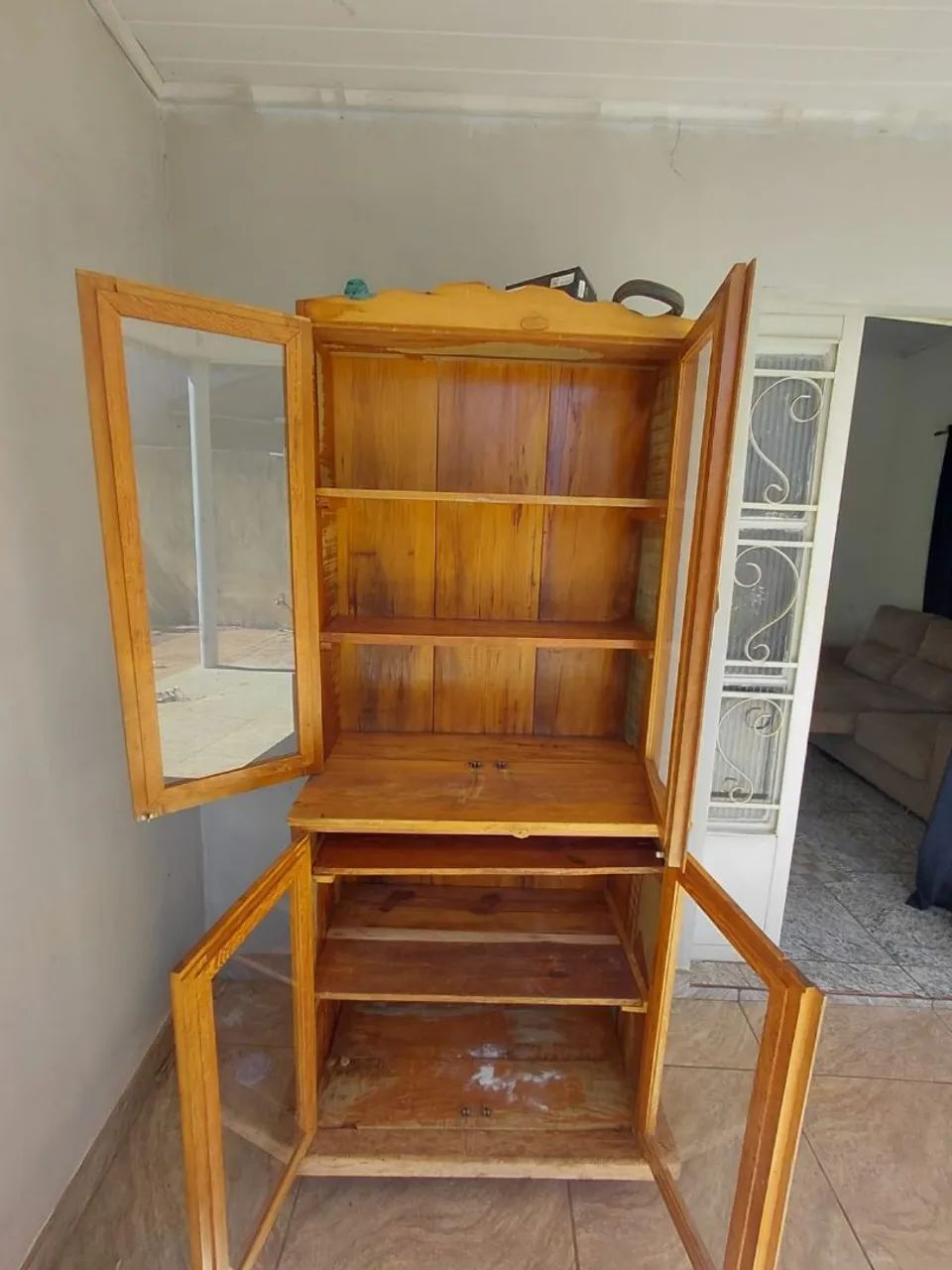Vende-se  Armário e Banco de Madeira Maciça  - Foto 2