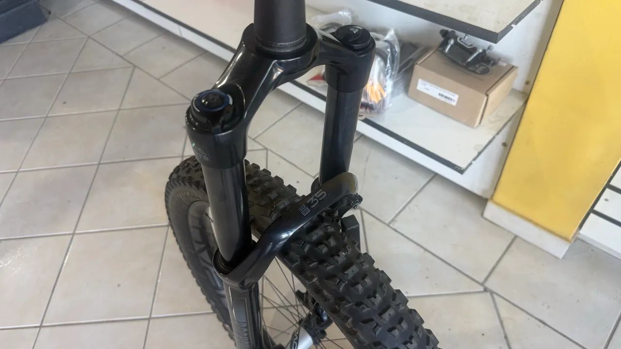 Roda Roval Traverse e suspensão Rockshox 35 - Foto 4