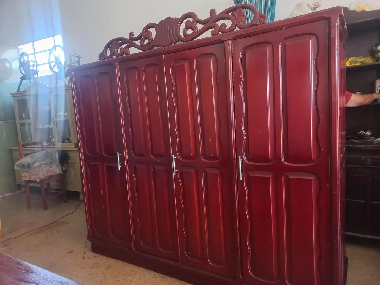Guarda roupa de madeira