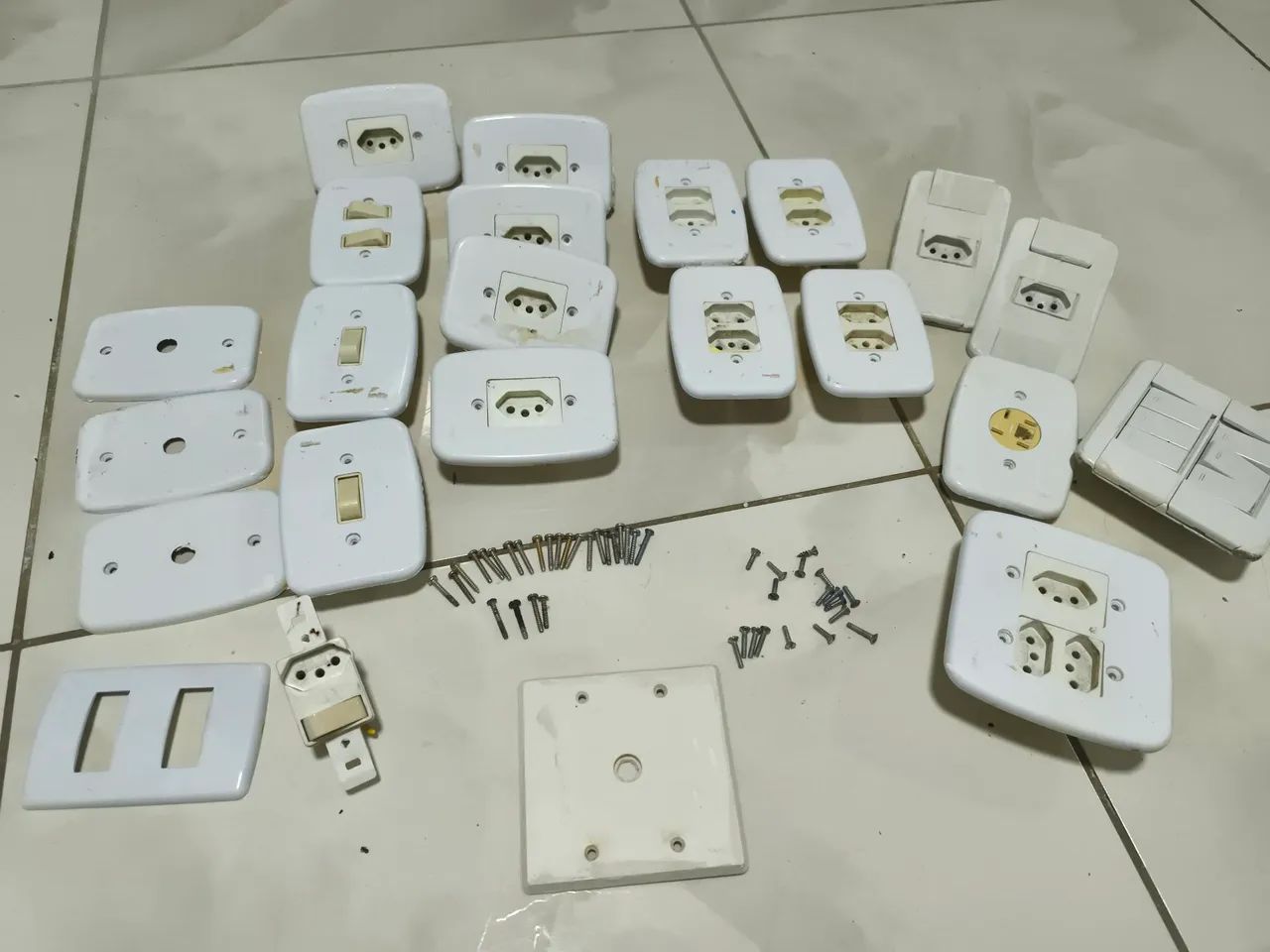 Lote Material Elétrico Pial Plus Legrand - 18 Conjuntos Prontos + Parafusos