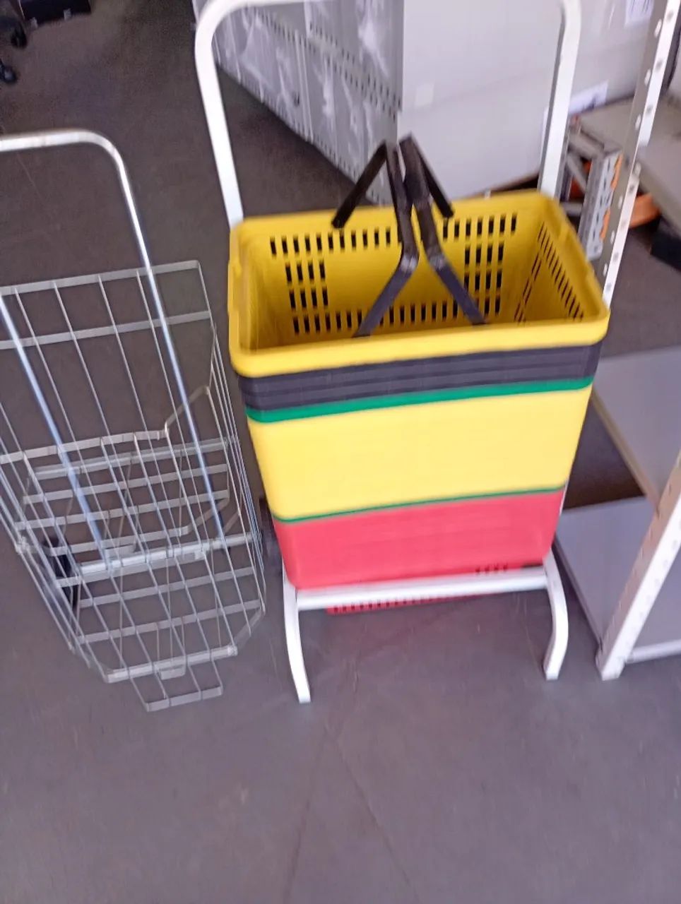 CESTA PARA MERCADINHOS COM RODAS E DE MAO * - Foto 2
