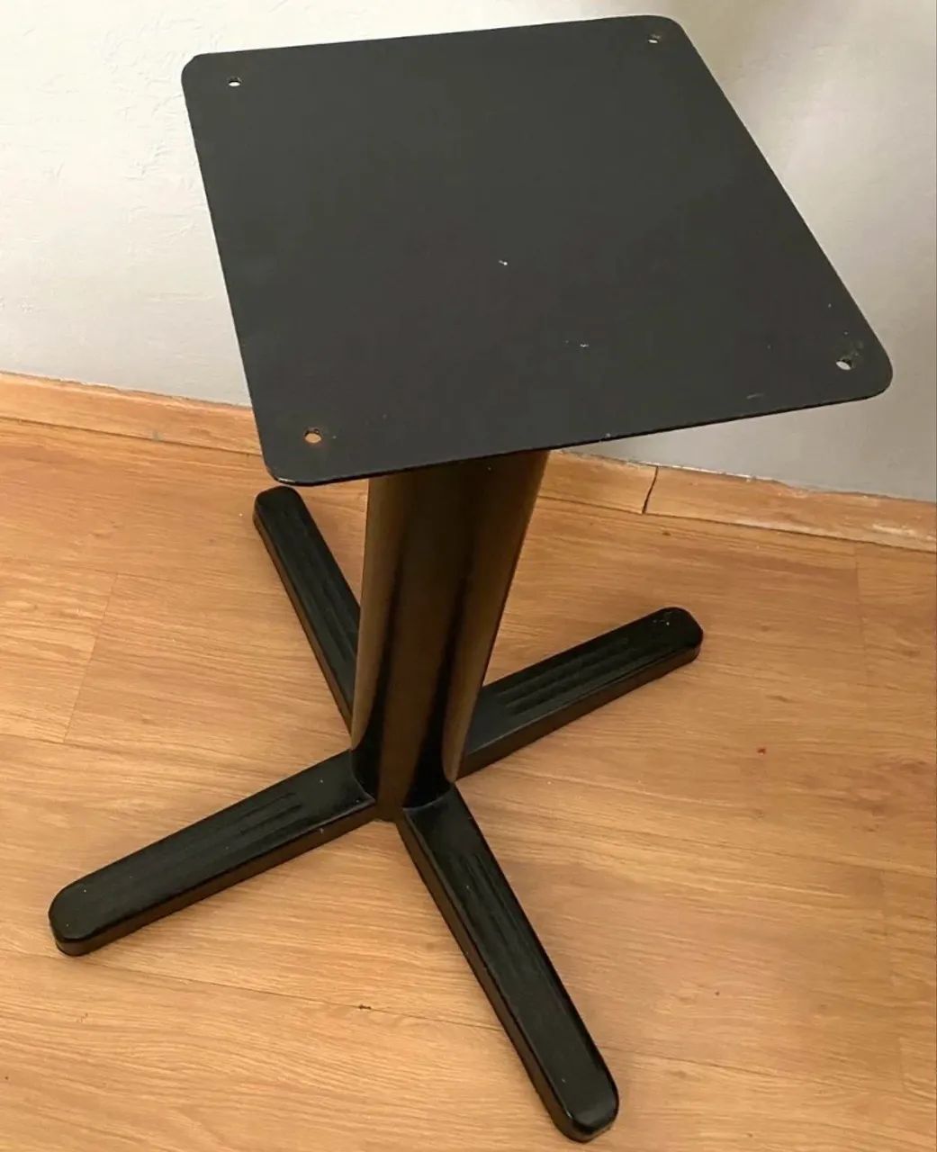 Base de mesa de metal