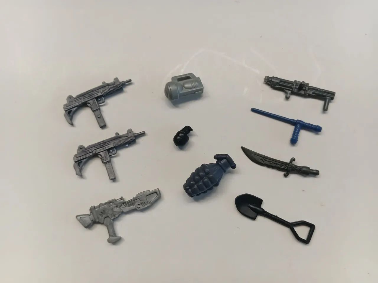 Lote de armas e acessórios (5) - para action figures 