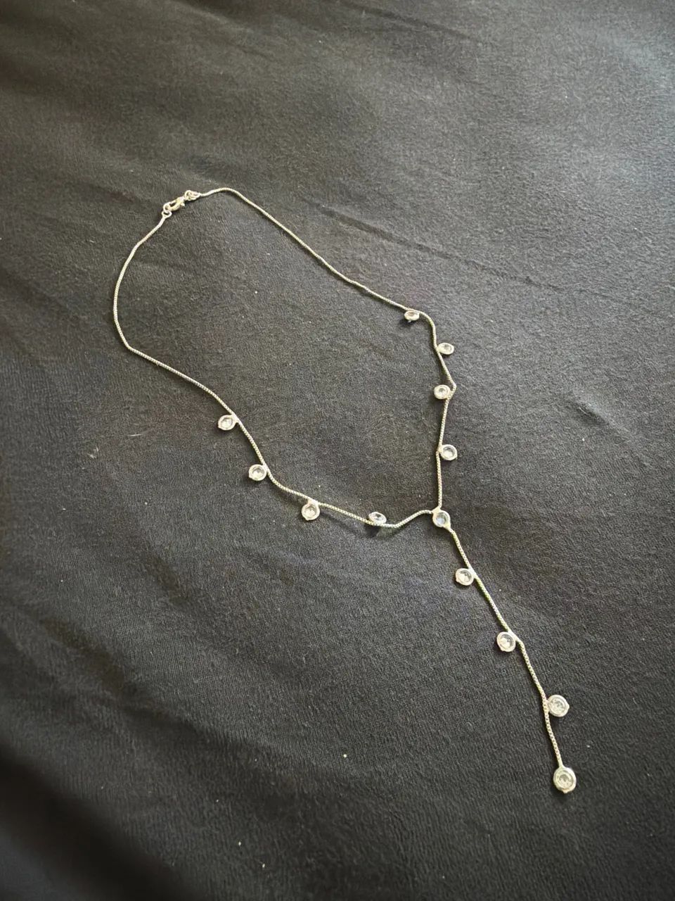 Colar Gravatinha em Prata com Pontos de Luz / Zircônias - Lindo e Delicado - Foto 2