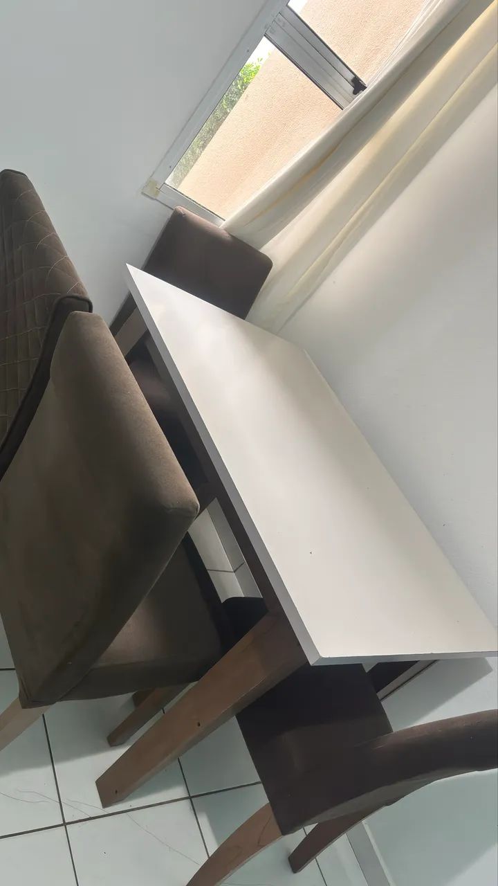 Mesa com 4 cadeiras 