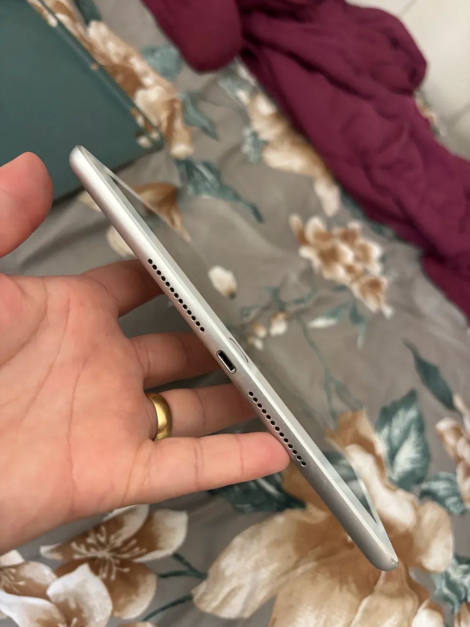 iPad 7 / 32GB / carregador, caixa original e capa - Foto 4