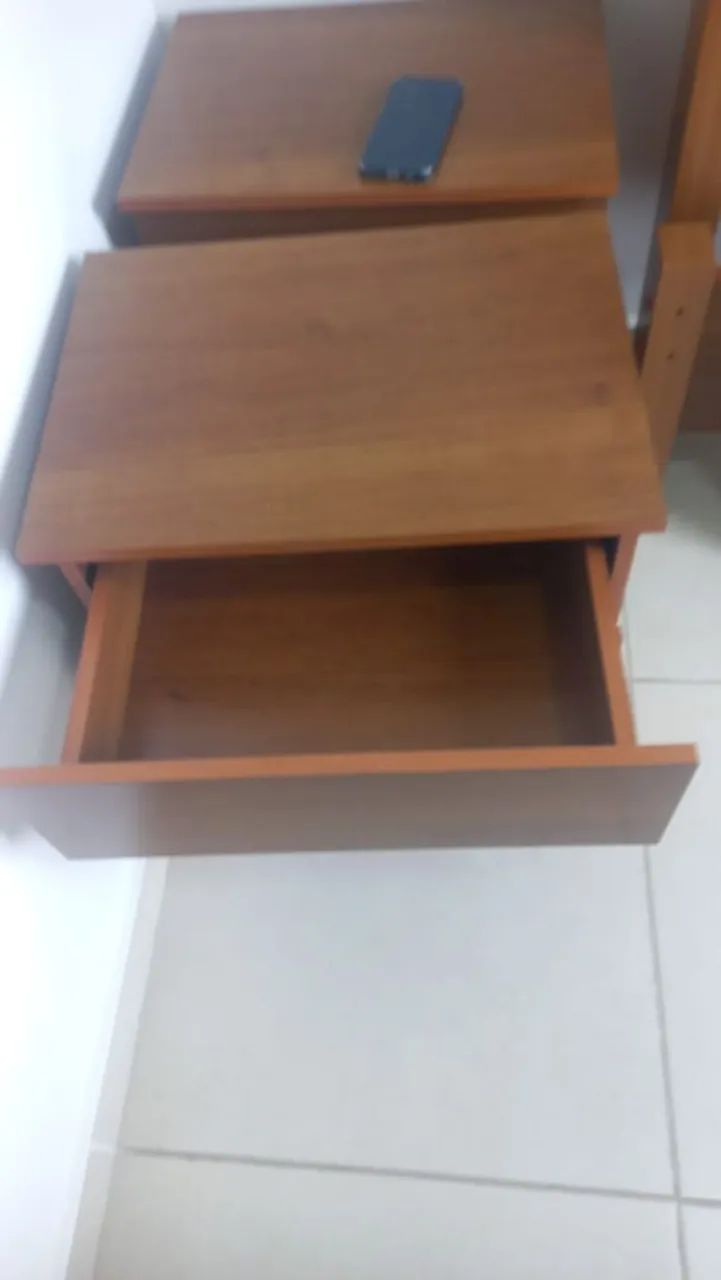 Vendo criado de mesa com 3 gavetas  - Foto 2