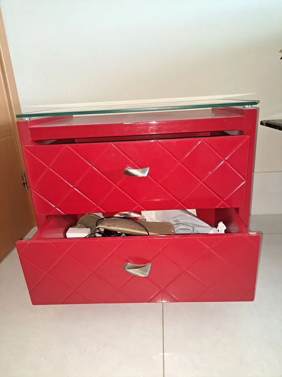 Par de Criados-Mudos em MDF Vermelho com Tampo de Vidro - Foto 3