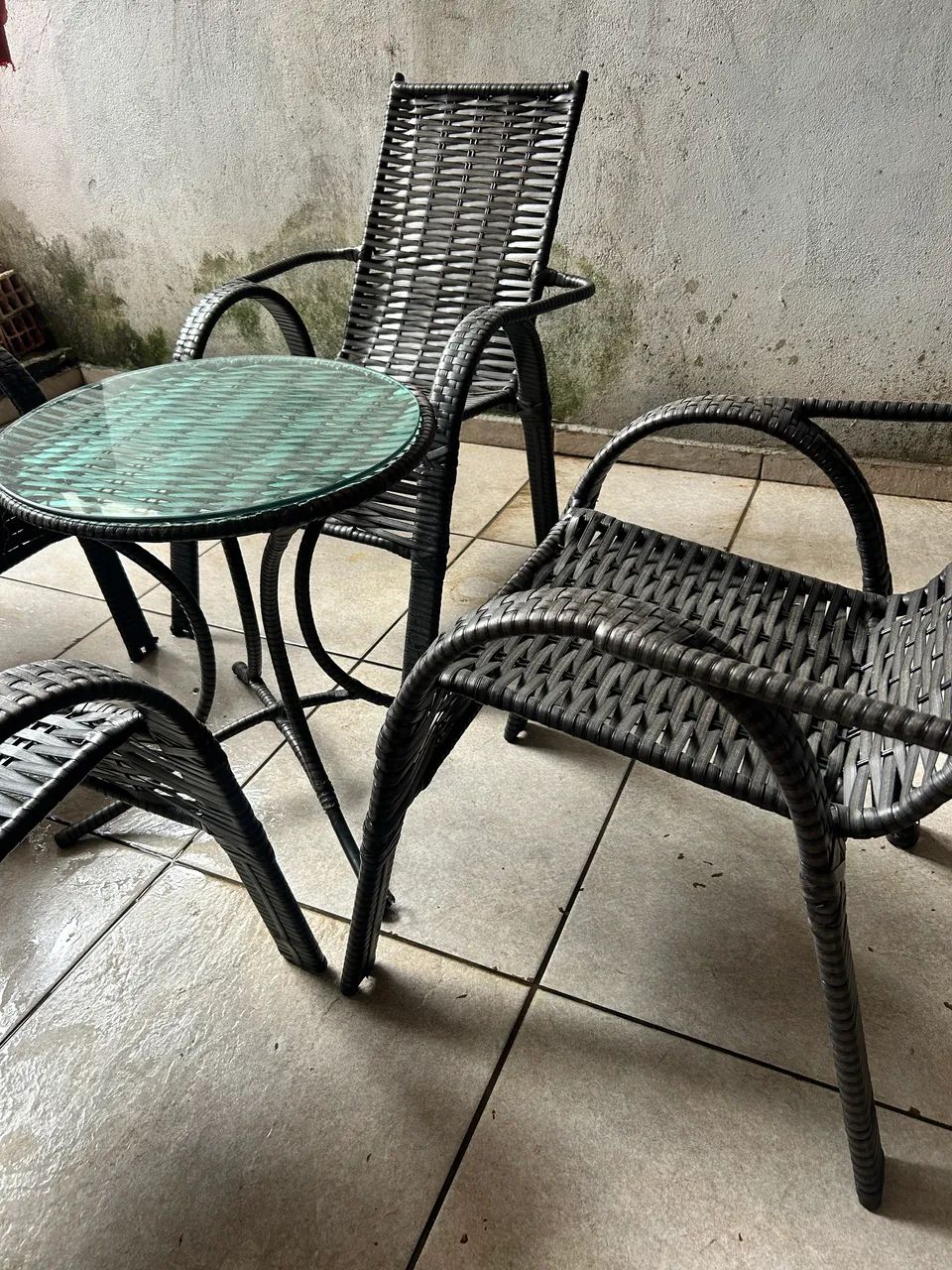 Jogo de mesa e 4 cadeiras em fibra sintética  - Foto 2