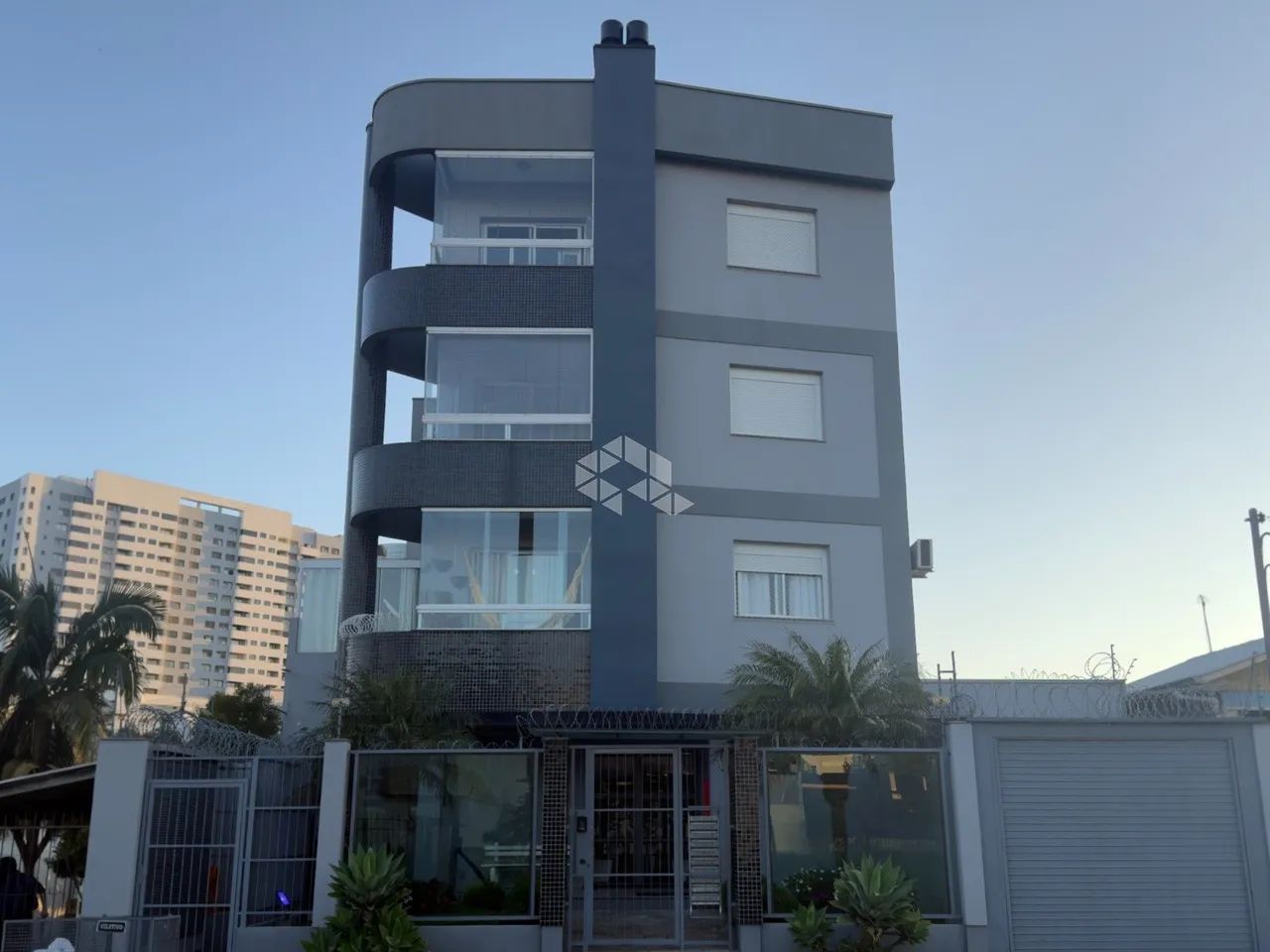 Apartamento com 2 dormitórios semimobiliado e sacada com churrasqueira