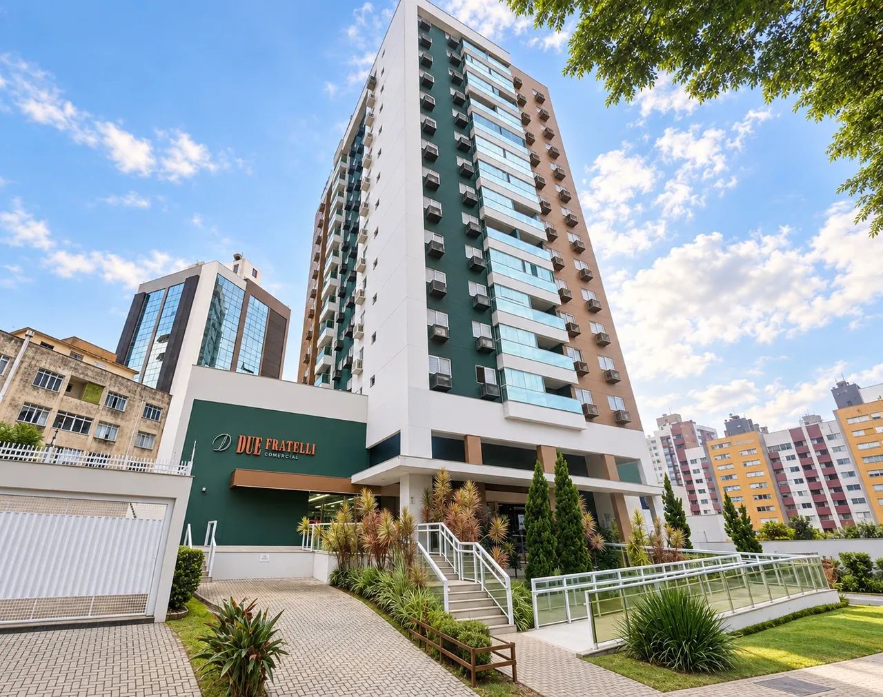 Apartamento com 2 Quartos (1 Suíte) Próximo à Praça Nereu Ramos