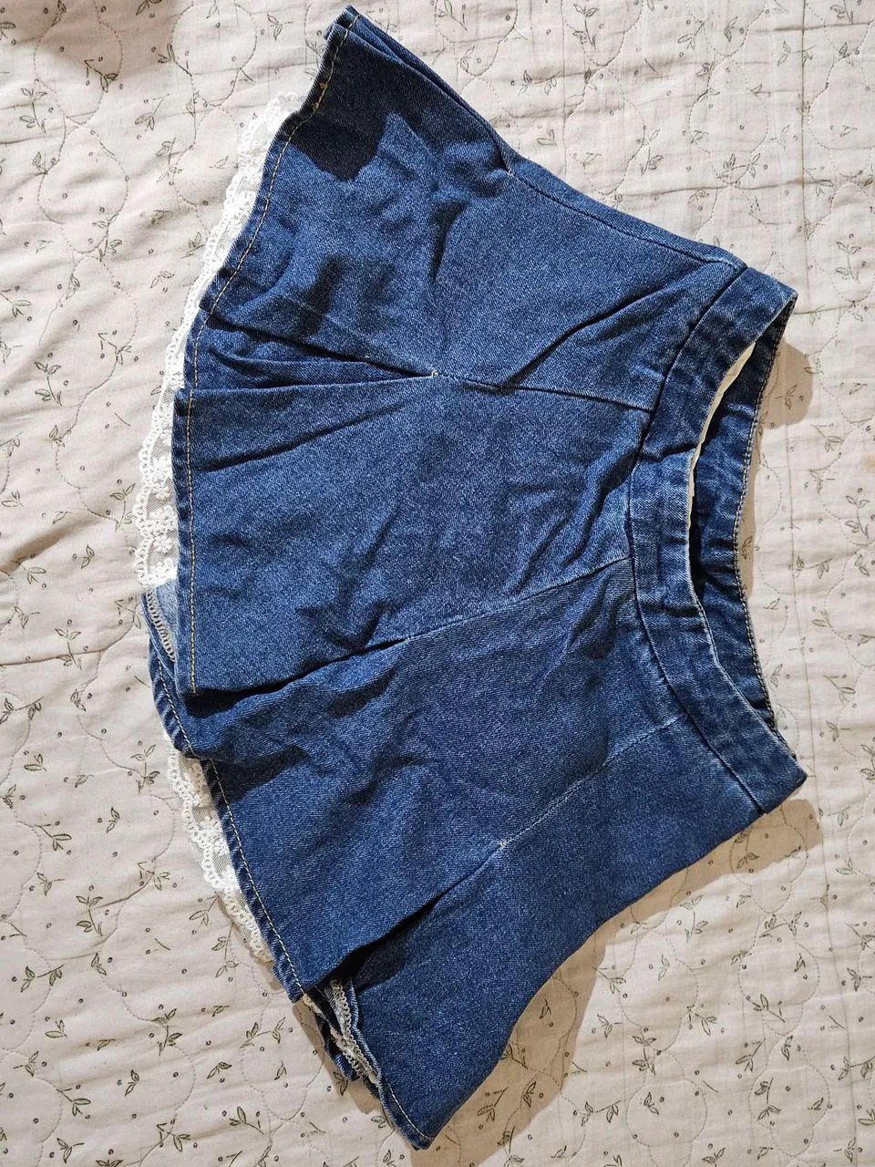 Saia jeans plissada com renda