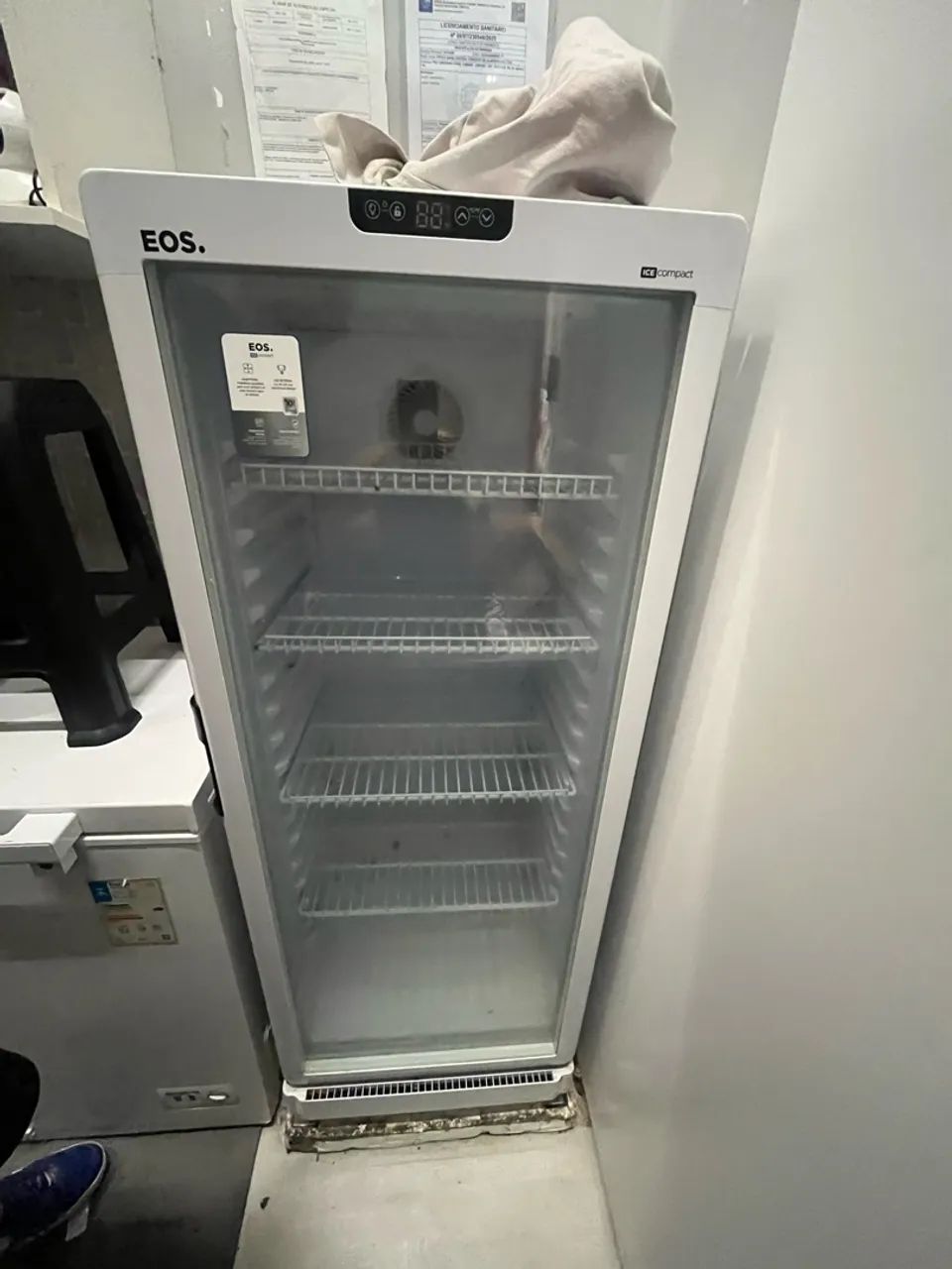 Expositor Vertical EOS Ice Compact ? Porta de Vidro ? Funcionando
